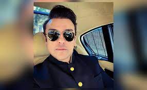 गायक अदनान सामी के भाई ने उन पर दूसरी पत्नी के पॉर्न वीडियो बनाने का लगाया आरोप