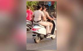 बिना हेलमेट जा रहीं 2 महिला पुलिसकर्मी की फोटो शख्स ने शेयर की; मुंबई पुलिस ने दिया जवाब