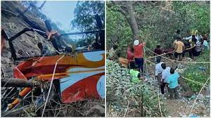 रायगढ़ में 300 मीटर गहरी खाई में गिरी बस, 13 की मौत