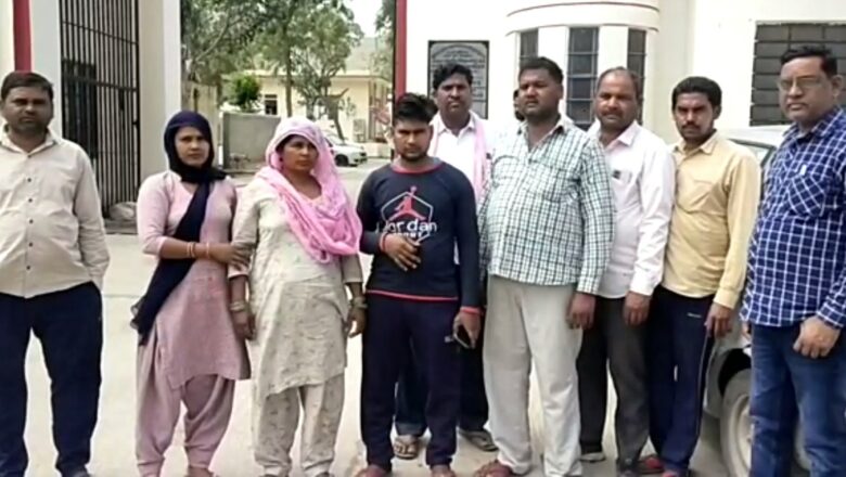 टिकट काउंटर के ऊपर मिला युवक का शव