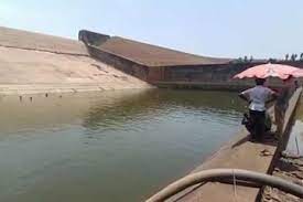एक मोबाइल के लिए 21 लाख लीटर पानी की बबार्दी, अब इस अधिकारी को सैलरी से भरना होगा हजार्ना