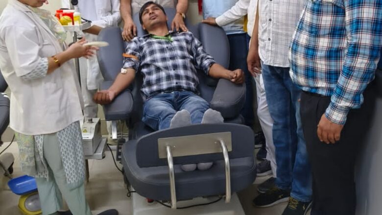 नर्सेज दिवस पर नर्सिंग कर्मचारियों ने किया रक्तदान