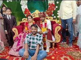 शादी से नाराज दबंगों ने जला दिया घर:बोले- गांव में हमारी गोत्र की लड़की ब्याह कर नहीं ला सकते, रिश्ता तोड़ो वरना जान से मार देंगे