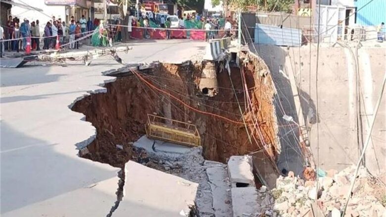दिल्ली के मैदानगढ़ी में मेट्रो साइट पर बड़ा हादसा, 50 फीट सड़क धंसी, काम में लगी क्रेन दबी