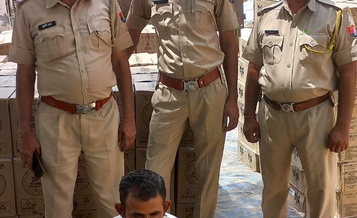 चावल के भूसे के आड़ में शराब तस्करी