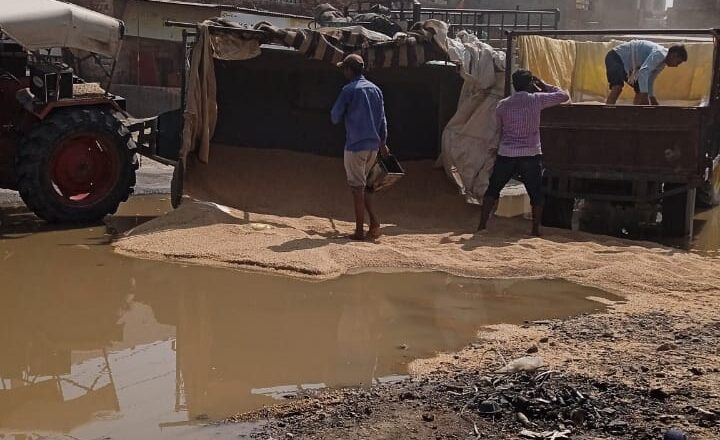 हनुमानगढ़ रोड निर्माण 21.50 करोड़ खर्च करने के बाद भी जनता हो रही परेशान