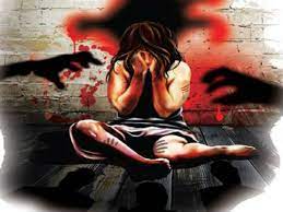 युवती के टुकड़े-टुकड़े करने की धमकी, आरोपी को पीटा:पीड़िता का आरोप- शादी करने के लिए धर्म बदलने का कहा, बोला- मारकर मां को सौंप दूंगा