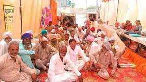 प्रधानाचार्या से दुर्व्यवहार का मामला : शिक्षकों ने उपखण्ड कार्यालय पर किया प्रदर्शन, ग्रामीणों ने शिविर स्थल पर लगाया धरना