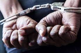 पुलिस ने 2 महिलाओं सहित 5 नशा तस्करों को किया गिरफ्तार, बरामद हुआ यह सामान