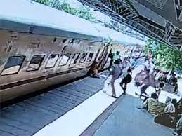जयपुर में ट्रेन-प्लेटफॉर्म के बीच गिरी महिला