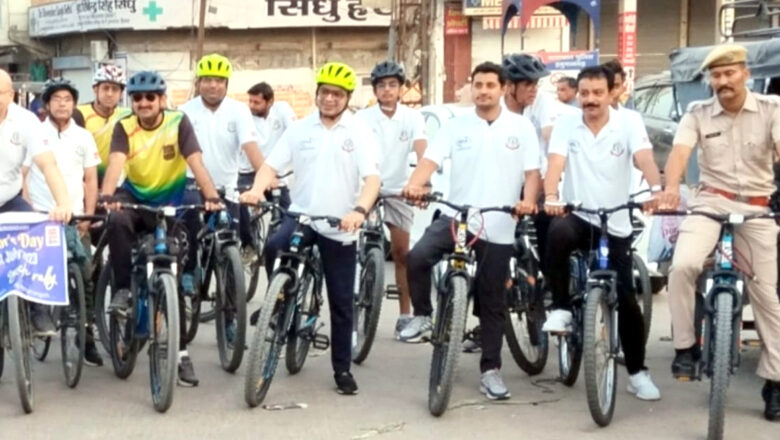 डॉक्टर्स डे पर निकाली साइकिल रैली