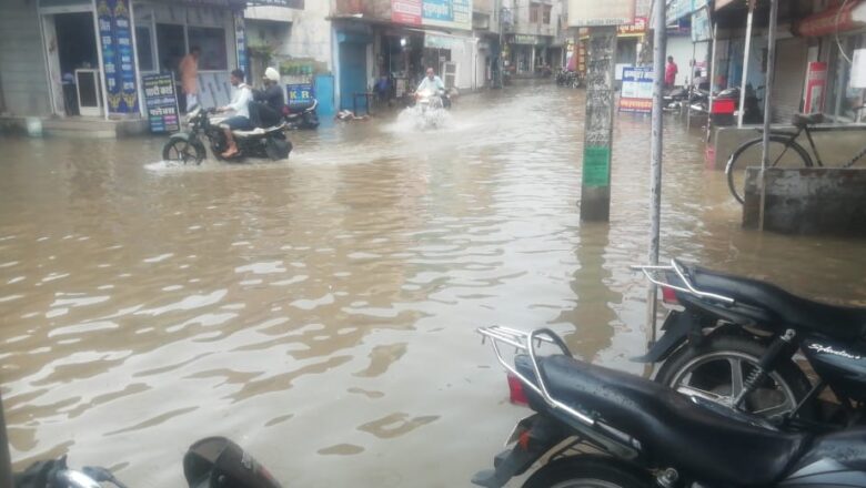 बारिश से गलियां जलमग्न, निचले हिस्से में घरों-दुकानों में भरा पानी