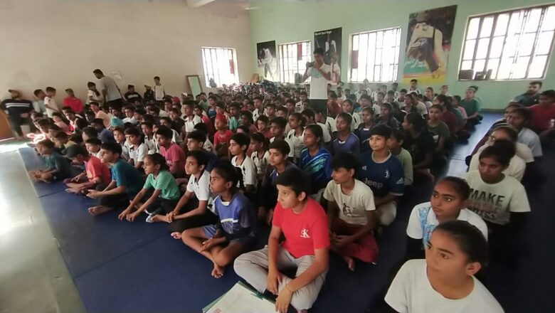 प्रशिक्षणार्थियों को टी-शर्ट एवं प्रमाण पत्र भेंट