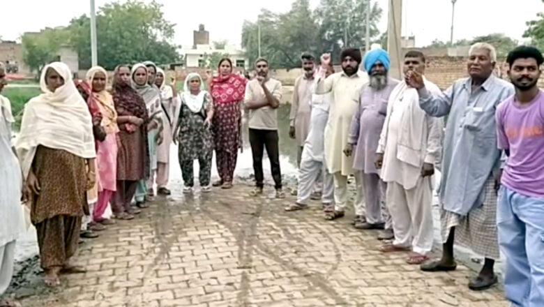 ओवरफ्लो होकर घरों में घुस रहा जोहड़ का गंदा पानी