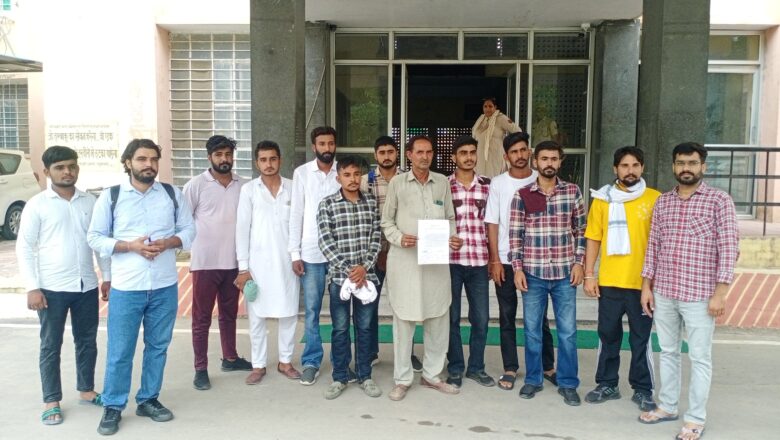 बसें न रूकने से परेशान हो रहे ग्रामीण