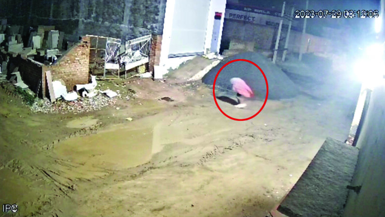 टाइल्स फैक्ट्री से मजदूरों के मोबाइल फोन-नकदी चोरी