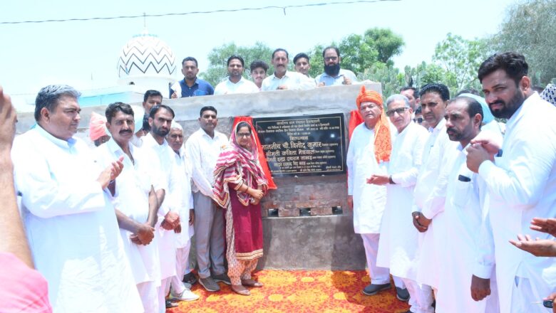 कब्रिस्तान की चारदीवारी का शिलान्यास