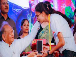 गहलोत ने इंदिरा गांधी स्मार्टफोन योजना का किया शुभारंभ