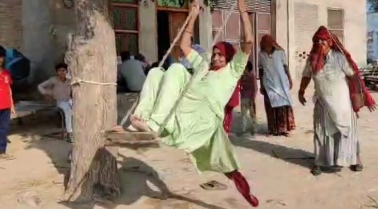 आंगन में पेड़ नहीं, झूले भी गायब, रील में कैद हो रही तीज