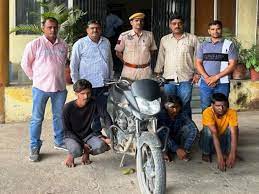 जयपुर पुलिस ने 100 किमी पीछा कर पकड़े 3 चोर:नशे की लत डालकर गैंग में जोड़ता बदमाश; टास्क देकर करवाता था चोरी-नकबजनी