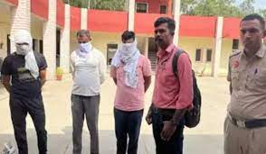 परीक्षा देने आए युवकों ने शर्ट में बटन की जगह लगाया कैमरा, ऐसे आए पकड़ में