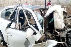 पुणे-बेंगलुरु महामार्ग पर गाड़ी का टायर फटने से भीषण हादसा, 3 लोगों की मौत, 4 जख्मी