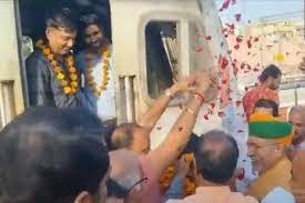 बीकानेर रेलवे स्टेशन पर दिल्ली-बीकानेर पहली इलेक्ट्रिक ट्रेन का मंत्री अर्जुन राम मेघवाल ने किया स्वागत, किया बड़ा ऐलान