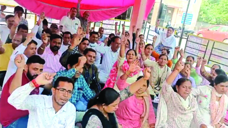 आर-पार की लड़ाई के मूड में नर्सिंग कर्मी