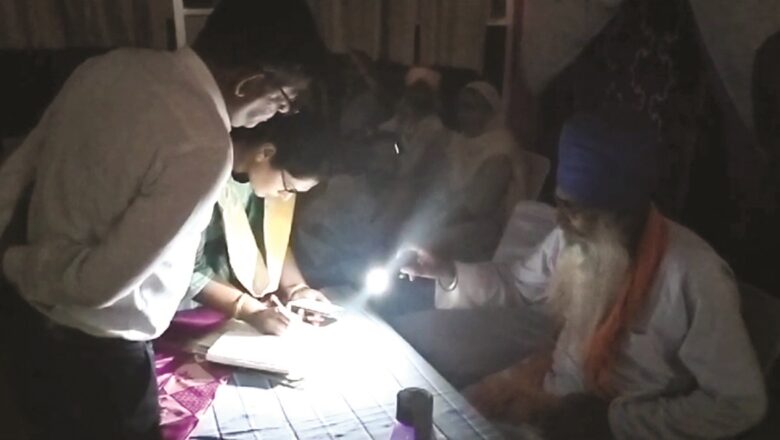 बिजली गुल होने से आधे घंटे बाधित हुआ मोबाइल फोन वितरण का कार्य