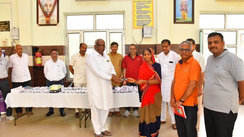 निशुल्क चश्मे व दवाइयां वितरित