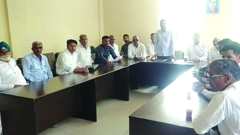 रासायनिक खाद के साथ जबरदस्ती दे रहे अन्य कृषि आदान