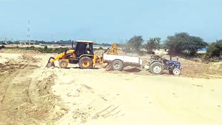 बिना स्वीकृति नगर परिषद की भूमि से मिट्टी की खुदाई