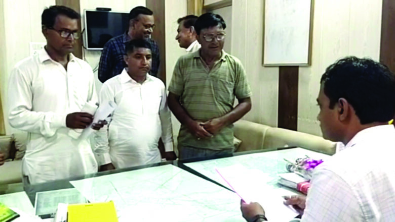 सरकार पर छलावा करने का आरोप, कलक्ट्रेट पर किया प्रदर्शन