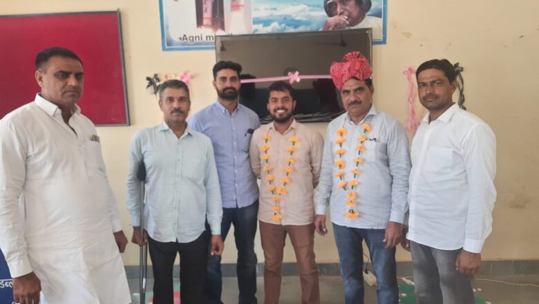 विद्यालय में स्मार्ट एलईडी भेंट