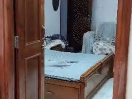मेरठ में दहशत: दिनदहाड़े कारोबारी दंपती को मारी गोली, बेटे, बहू और पोती को बनाया बंधक