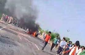 ट्रेलर की टक्कर से आगे चल रही बस में जा घुसी कार, युवक जिंदा जला