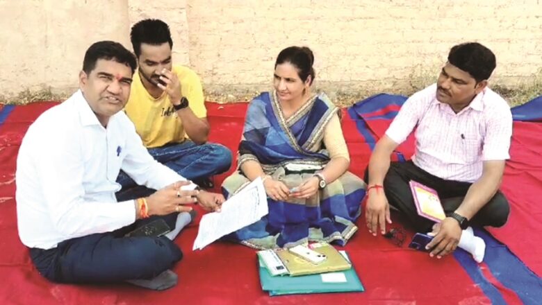 एक साल से लटकी फाइल, अध्यक्ष बैठीं धरने पर