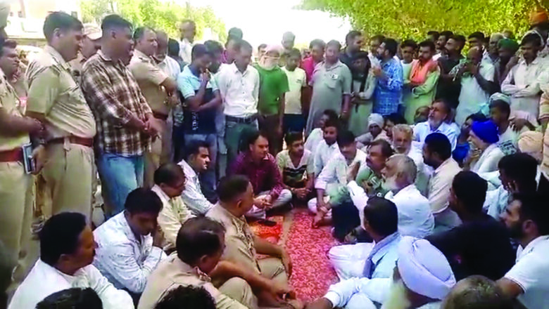 चक्काजाम से पहले पहुंचे अधिकारी, वार्ता में बनी सहमति
