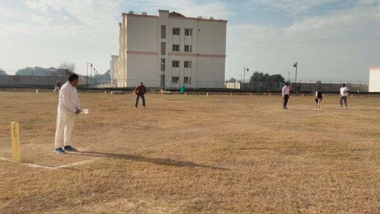 अभिभावक-शिक्षक क्रिकेट मैच आयोजित