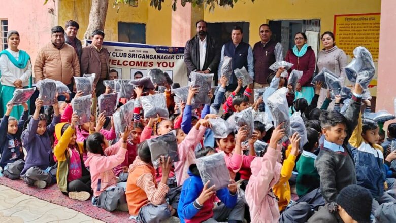 जरूरतमंद विद्यार्थियों को रोटरी क्लब श्रीगंगानगर सिटी ने स्वेटर वितरित किए