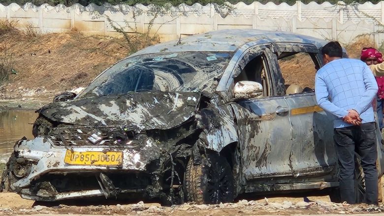 भरतपुर के डीग में कोहरे के कारण पानी के गड्डे में गिरी कार, तीन घायल